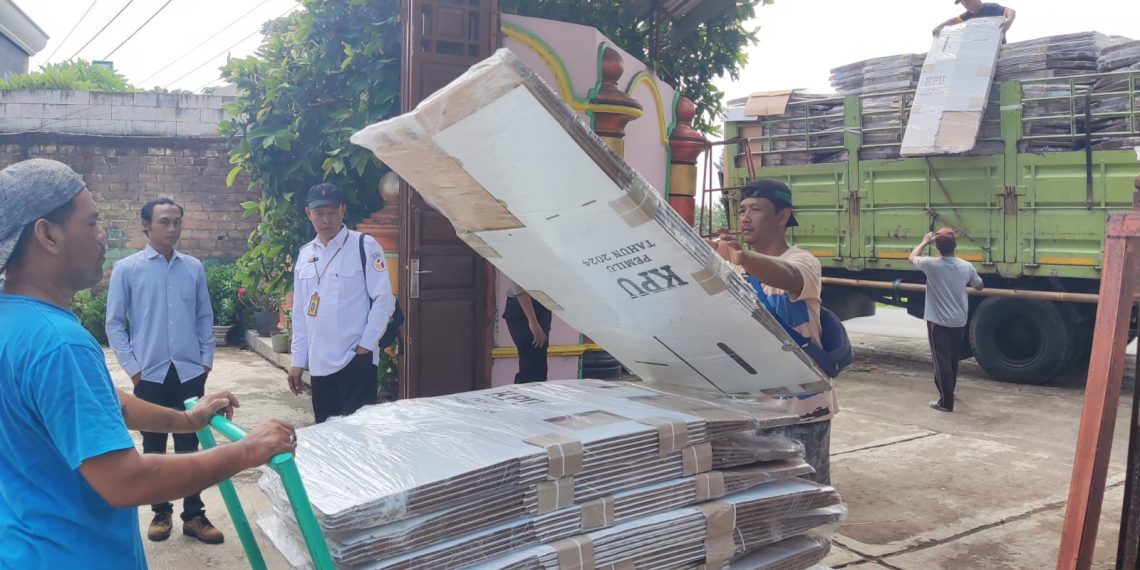 Awasi Penerimaan Kotak Suara di Gudang Logistik KPU Kab. Sukoharjo