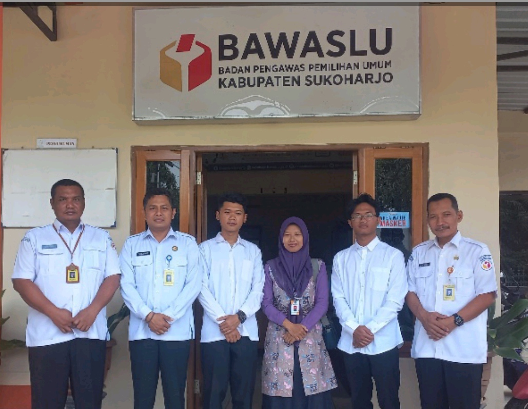 Penyerahan Mahasiswa Magang Program Studi Ilmu Komunikasi di Bawaslu Sukoharjo