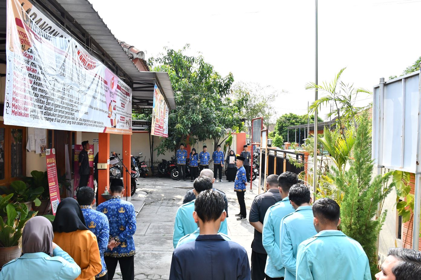 Upacara Bendera di lingkungan Sekretariat Bawaslu Sukoharjo dalam rangka memperingati Hari Sumpah Pemuda ke-96