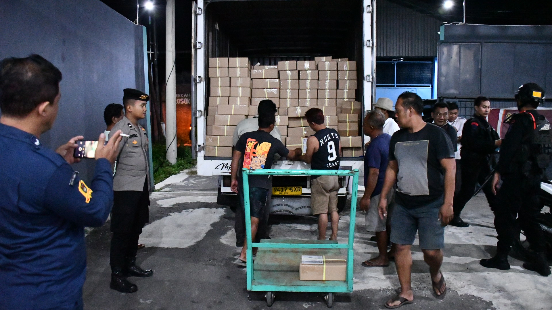 Penurunan Surat Suara dari Truck Box