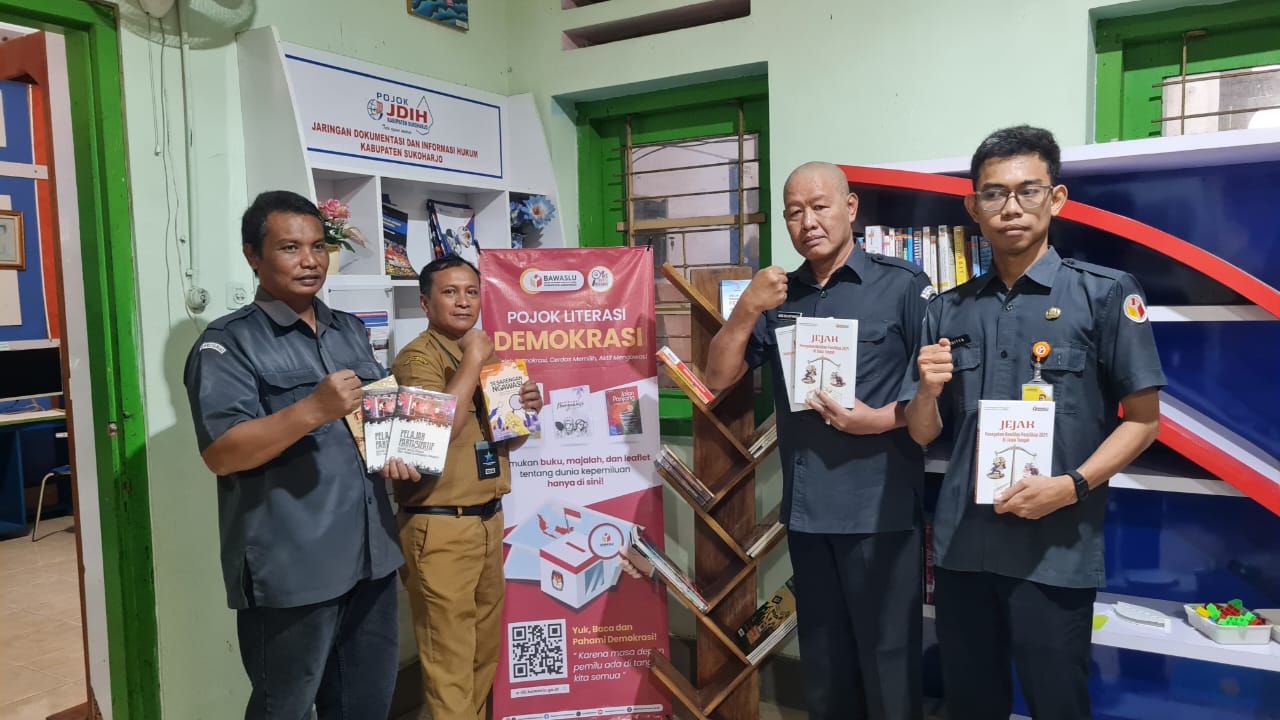 Penyerahan Buku dari Bawaslu Sukoharjo untuk Dispusip Sukoharjo