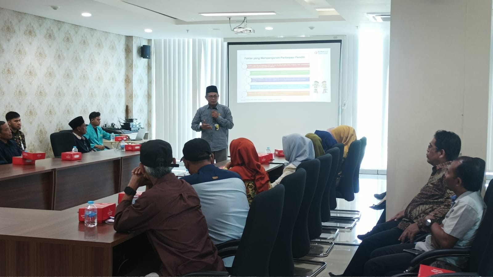 Sosialisasi Pendidikan Politik : Anggota Bawaslu Sukoharjo Berikan Pemahaman Partisipasi Pemilih