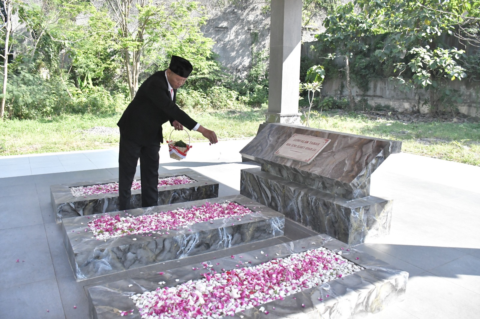 Anggota Bawaslu Sukoharjo Hadiri Ziarah dan Tabur Bunga dalam Rangka HUT Sukoharjo