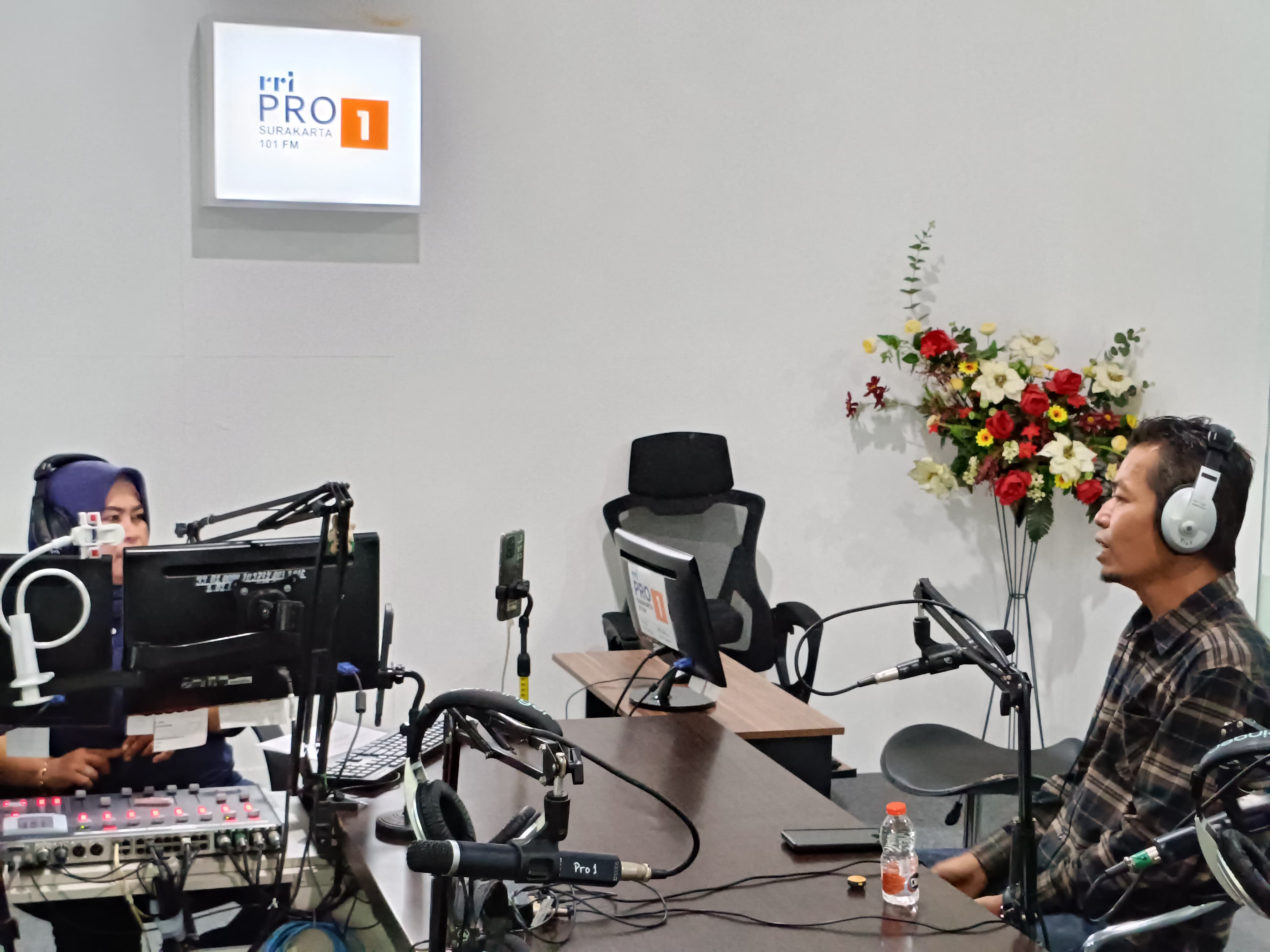 Rochmad Basuki saat menjadi narasumber Podcast OPSI di RRI Surakarta 