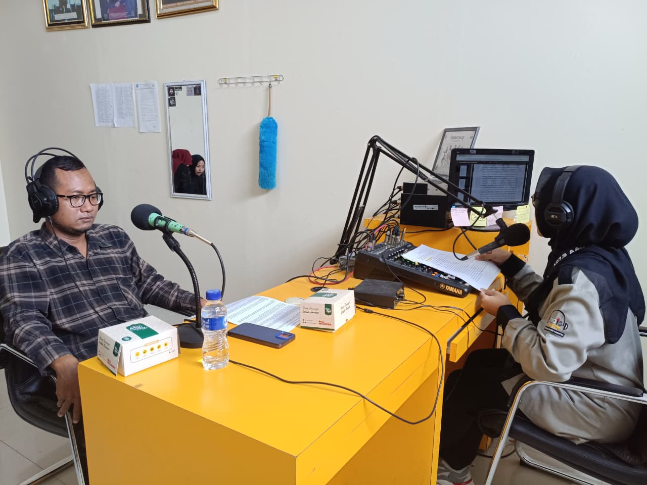 Menjaga Demokrasi Lewat Udara: Bawaslu Sukoharjo Isi Talkshow di Radio ITB AAS