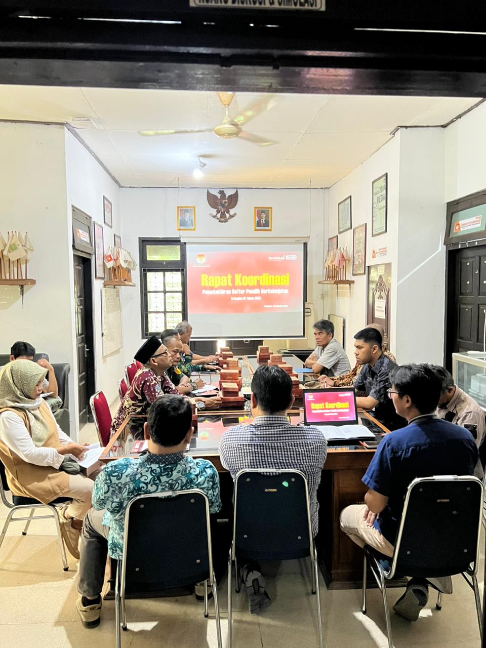 Bawaslu Sukoharjo Hadiri Rakor Pemutakhiran Data Pemilih Berkelanjutan Triwulan IV Tahun 2025