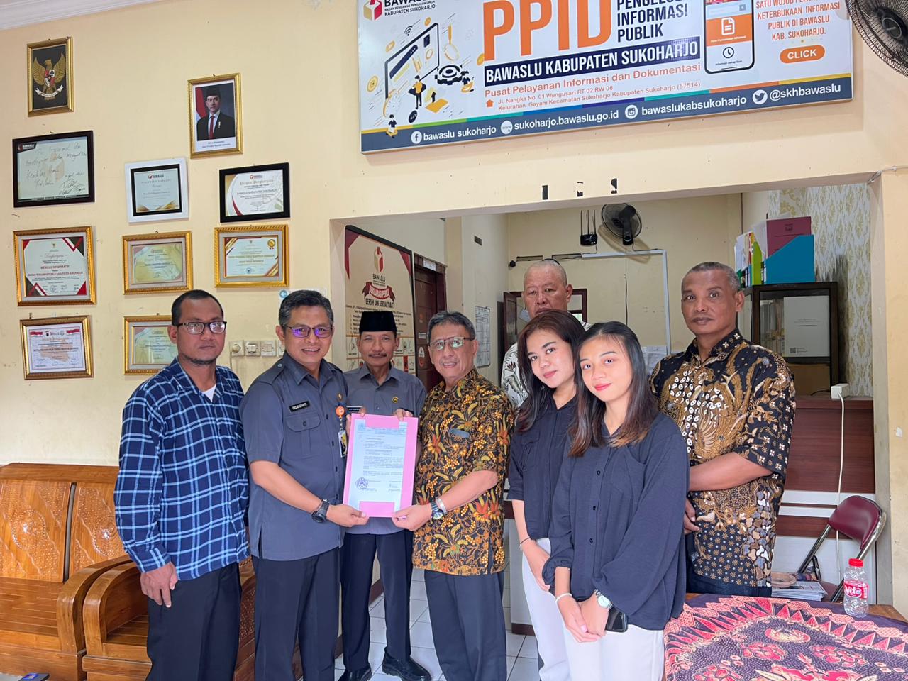 Rampungkan Magang di Bawaslu Sukoharjo, Univet Bantara Lakukan Penarikan Mahasiswi Magang