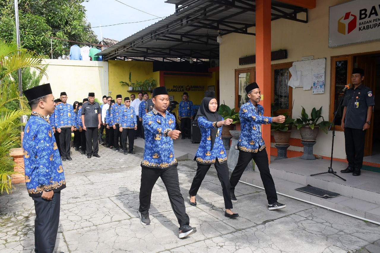 Upacara HUT Ke-54 KORPRI di Bawaslu Sukoharjo, Momentum Perkuat Komitmen ASN untuk Bangsa dan Negara