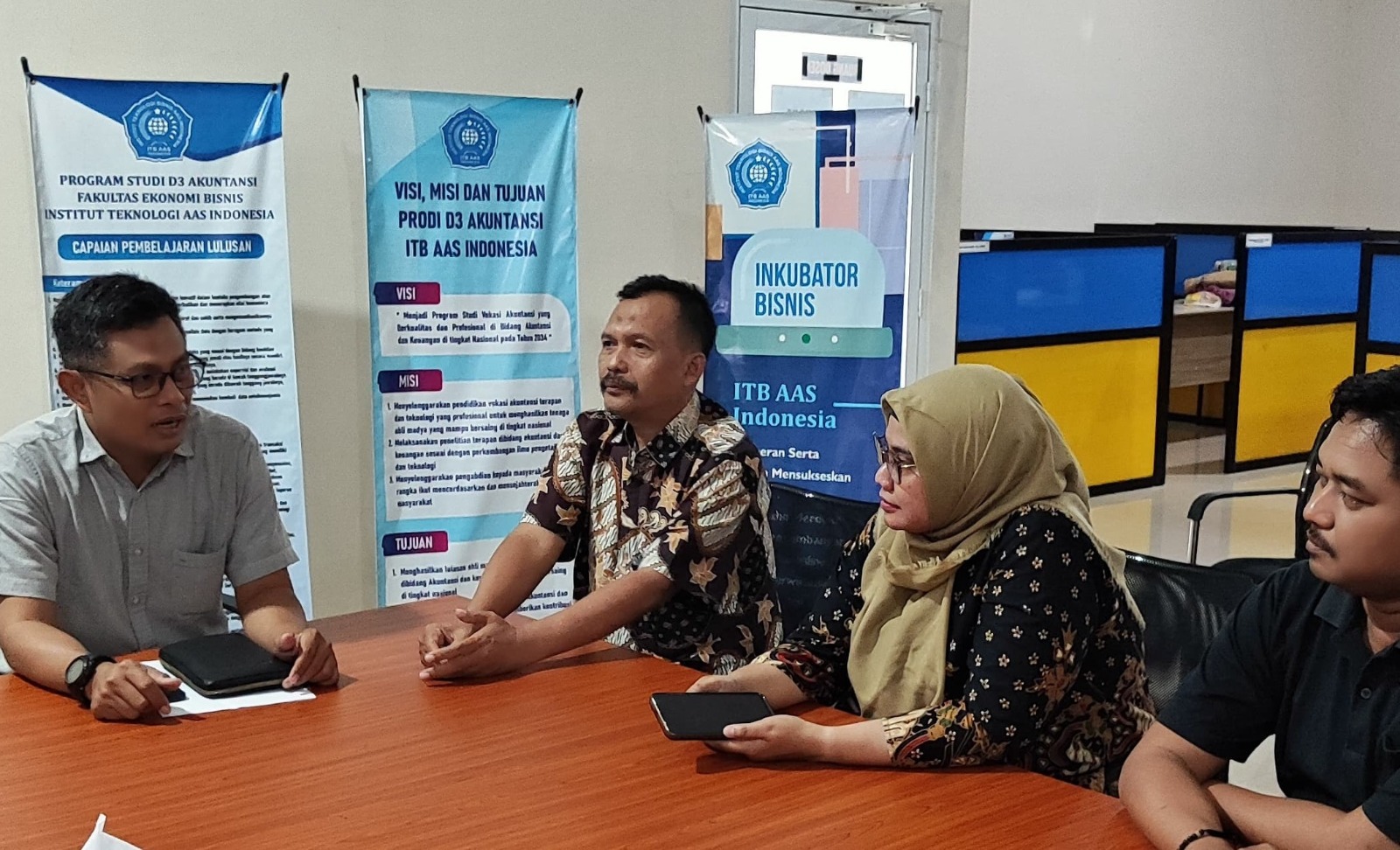 Bukan Sekadar Teori, Bawaslu Mengajar di ITB AAS Indonesia Bawa Realitas Pengawasan Pemilu ke Bangku Kuliah