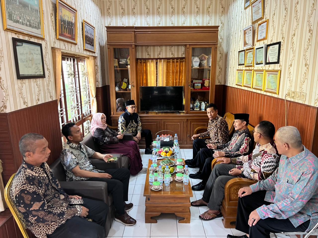 Tekankan Semangat dan Integritas, Anggota Bawaslu RI Lolly Suhenty Lakukan Kunjungan ke Bawaslu Sukoharjo