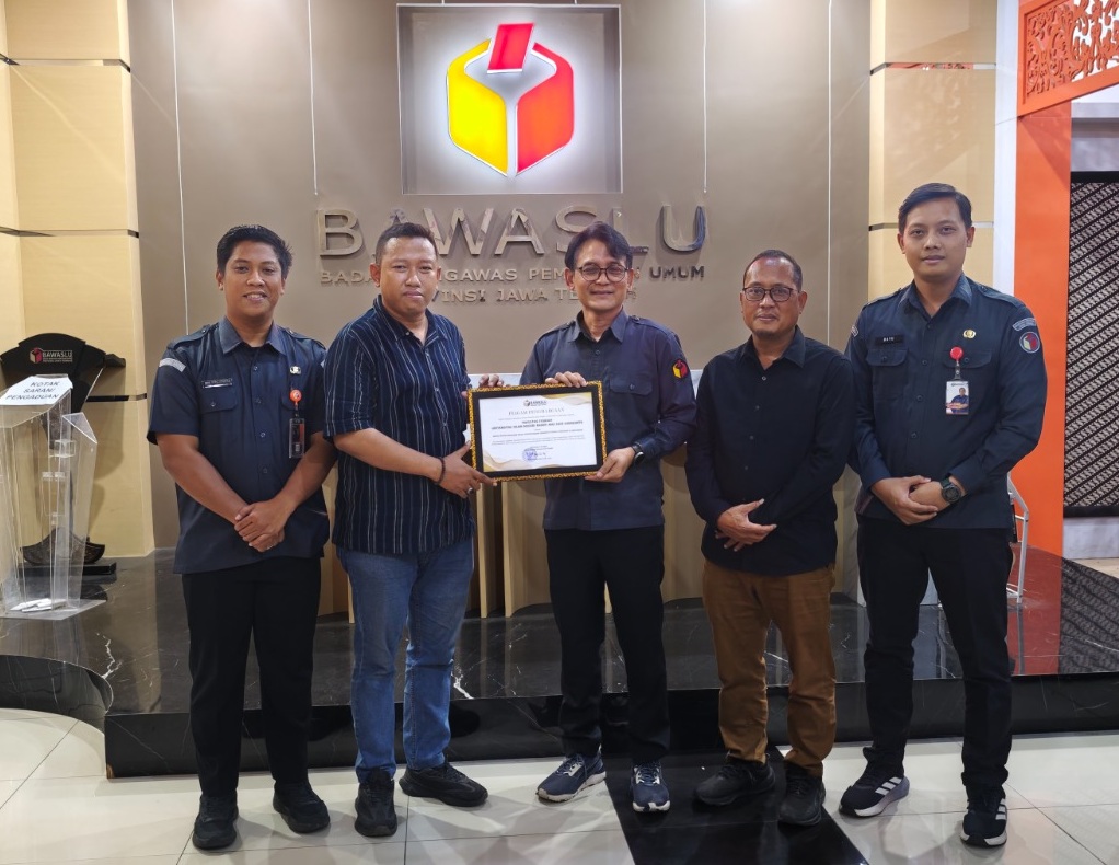 Bawaslu Jateng Berikan Penghargaan kepada Fakultas Syariah UIN Raden Mas Said sebagai Mitra Penyelenggara Kelas Penyelesaian Sengketa Pemilu