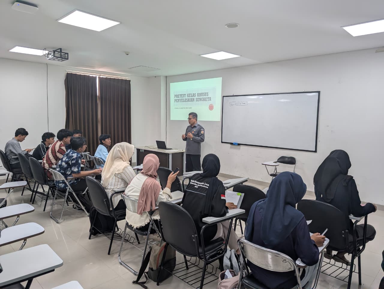 Pertemuan Keenam Kelas Sengketa, Bawaslu Sukoharjo Bekali Mahasiswa Latihan Penyusunan Permohonan Penyelesaian Sengketa Pemilu