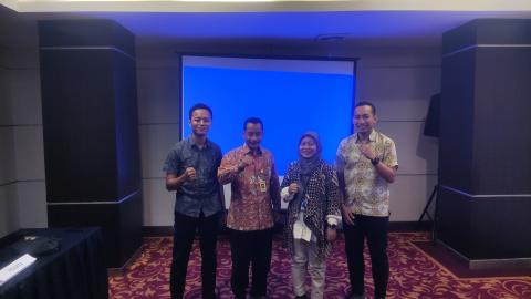 Foto bersama Ermy Sri Ardhyanti selaku Komisioner KIP Jawa Tengah