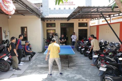 Seluruh Jajaran Bawaslu Sukoharjo Ikuti Tes Kesehatan dan Turnamen Tenis Meja dalam Rangka HUT Kabupaten Sukoharjo