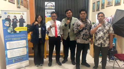 Mahkota Demokrasi Bawaslu Sukoharjo Tegaskan Peran Strategis Melalui Talkshow Radio AAS