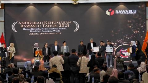 Bawaslu Sukoharjo Raih Penghargaan Terbaik II Konten Grafis dalam Anugerah Kehumasan Bawaslu 2025 2