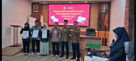 Bawaslu Kabupaten Sukoharjo Tutup Program Bawaslu Mengajar dengan Penyerahan Sertifikat Kelas Penyelesaian Sengketa Gelombang I di UIN Raden Mas Said