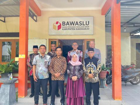 ekankan Semangat dan Integritas, Anggota Bawaslu RI Lolly Suhenty Lakukan Kunjungan ke Bawaslu Sukoharjo 2