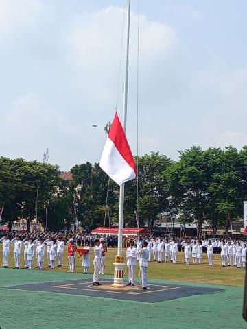 Bawaslu Sukoharjo Hadiri Upacara Pengibaran Bendera HUT RI ke 81 di Alun Alun Satya Negara