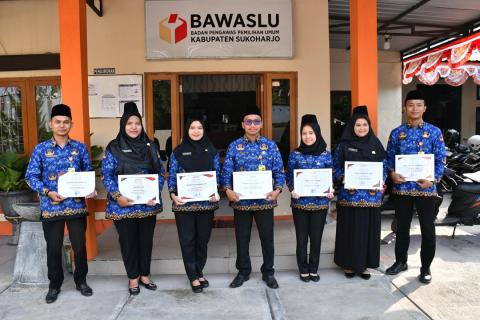 Peringati HUT Kemerdekaan RI ke-81, Bawaslu Sukoharjo Apresiasi Pegawai Terbaik Usai Gelar Upacara Bendera 2