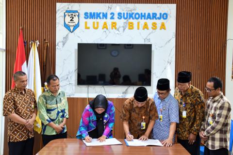 Bawaslu Sukoharjo Resmi Tanda Tangani MoU dengan SMKN 2 Sukoharjo
