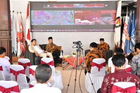 Ketua Bawaslu Kabupaten Sukoharjo Jadi Panelis Bedah Buku Kepemiluan