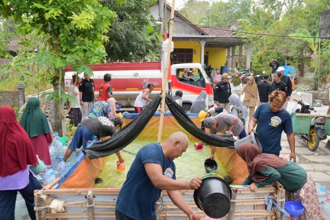 Bawaslu Sukoharjo Gandeng BPBD dan PMI Salurkan Bantuan Air Bersih untuk Warga Terdampak Kekeringan 2