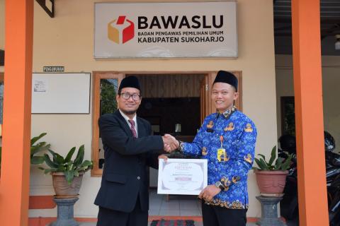 Bawaslu Sukoharjo Gelar Upacara Hari Kesaktian Pancasila 2026 dan Serahkan Penghargaan ASN Berprestasi 2