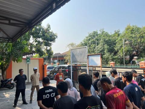 Jaga Kebersihan Kantor, Bawaslu Sukoharjo Jalankan Program Jumat Sehati Jumpa Berlian