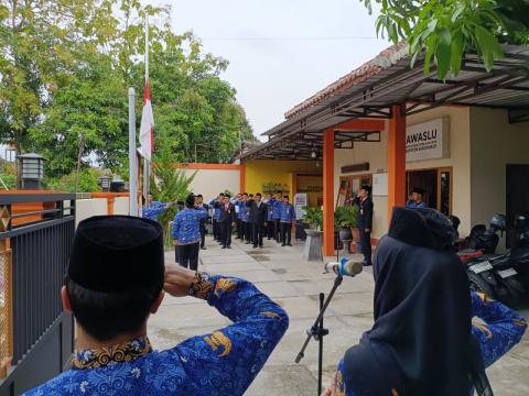 Semangat Sumpah Pemuda ke-98, Bawaslu Sukoharjo Gelar Upacara dengan Khidmat 2