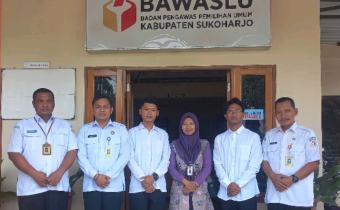 Penyerahan Mahasiswa Magang Program Studi Ilmu Komunikasi di Bawaslu Sukoharjo