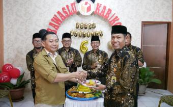 Serah Terima Potongan Tumpeng HUT Ke-6 Bawaslu Kabupaten/Kota