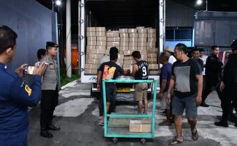 Penurunan Surat Suara dari Truck Box