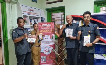 Penyerahan Buku dari Bawaslu Sukoharjo untuk Dispusip Sukoharjo