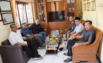 Bawaslu Sukoharjo Sambut Kehadiran Totok Hariyono Dalam Rangka Kunjungan Kerja dan Persiapan Seminar Nasional