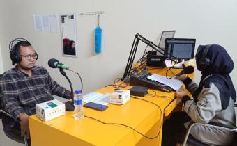 Menjaga Demokrasi Lewat Udara: Bawaslu Sukoharjo Isi Talkshow di Radio ITB AAS