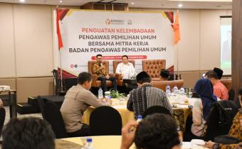 BAWASLU SUKOHARJO GELAR PENGUATAN KELEMBAGAAN PENGAWAS PEMILU BERSAMA MITRA KERJA