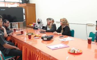 Dari Aula ke Arena Debat Bawaslu Sukoharjo Bangun Semangat Hukum Pemilu di Kampus Univet