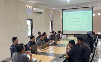 Sosialisasi SOP Kehumasan Terintegrasi, Upaya Penguatan Tata Kelola Informasi di Bawaslu Sukoharjo