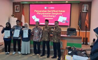 Bawaslu Kabupaten Sukoharjo Tutup Program Bawaslu Mengajar dengan Penyerahan Sertifikat Kelas Penyelesaian Sengketa Gelombang I di UIN Raden Mas Said