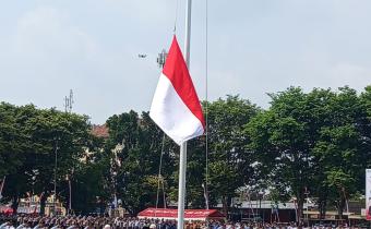 Bawaslu Sukoharjo Hadiri Upacara Pengibaran Bendera HUT RI ke 81 di Alun Alun Satya Negara