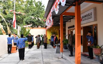 Peringati HUT Kemerdekaan RI ke-81, Bawaslu Sukoharjo Apresiasi Pegawai Terbaik Usai Gelar Upacara Bendera