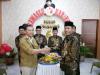 Serah Terima Potongan Tumpeng HUT Ke-6 Bawaslu Kabupaten/Kota