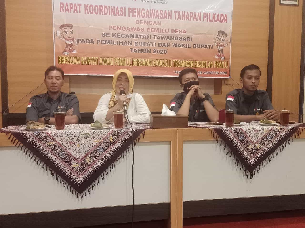 Komisioner Bawaslu Kabupaten Sukoharjo Uswatun Mufidah saat memberi materi Rakor Panwascam Tawangsari di Rumah Makan Soto Harto