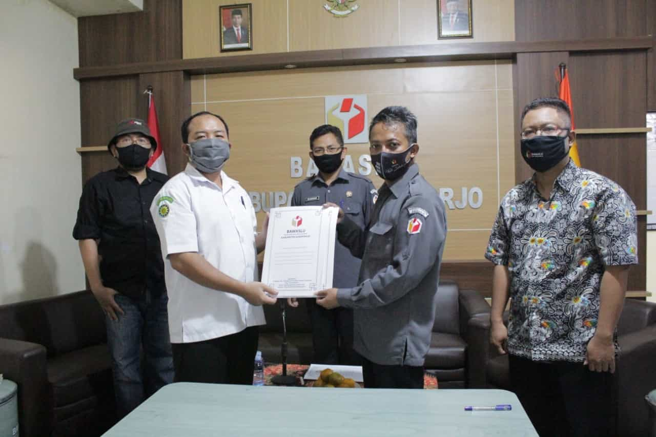 Foto Ketua Bawaslu Kabupaten Sukoharjo Bambang Muryanto, ST, MH dengan Koordinator Daerah Sekretariat Kabupaten Sukoharjo JPPR Zaenal Muttaqin saat memegang MOU  Bidang Pendidikan Pemilih dan Pengawasan Pemilu di Kabupaten Sukoharjo.