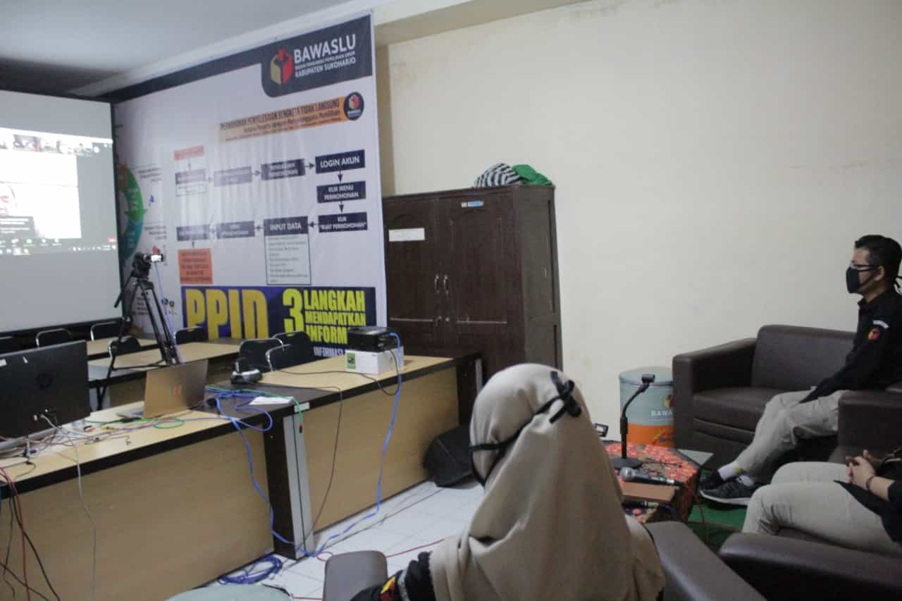 Foto suasana saat mengikuti Rakornas Pengawasan Tahapan Pencalonan Kpeala Daerah Tahun 2020 melalui  media virtual Zoom Meeting