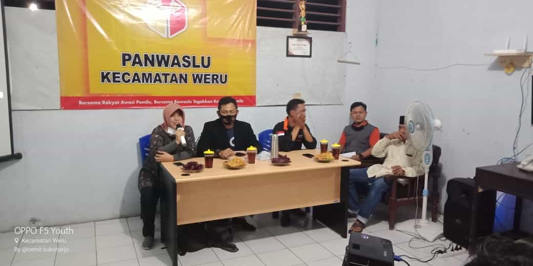 Kordiv Organisasi dan SDM Uswatun Mufidah, S.Ag sedang memberikan pengarahan kepada PPD sekecamatan Weru yang mengikuti Acara