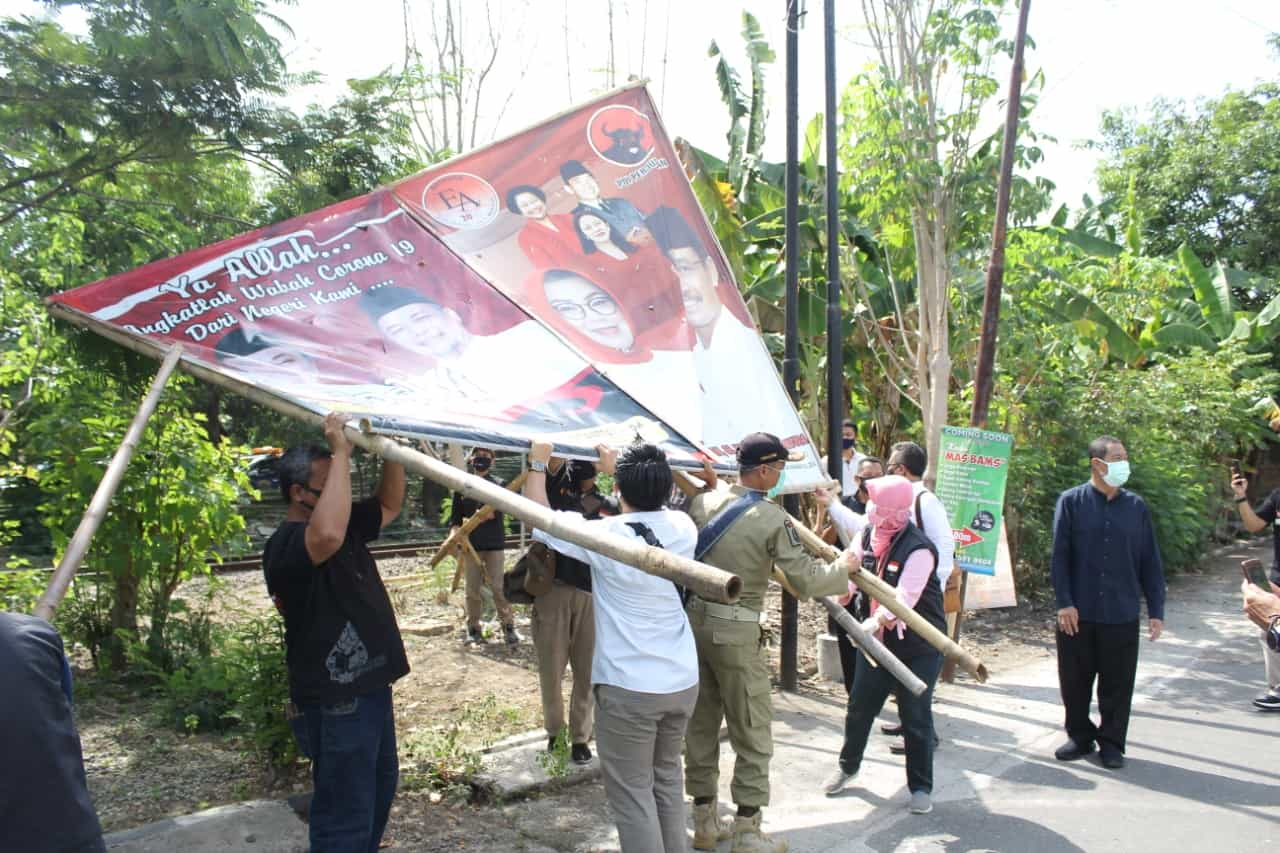 Penurunan Alat Peraga secara simbolis yang berlokasi sebelah barat Kantor Sekretariat Bawaslu Kabupaten Sukoharjo 